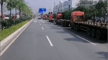 海运价钱连跌23周，，，，，大宗空箱群集口岸！集装箱物流司机提前回老家过年